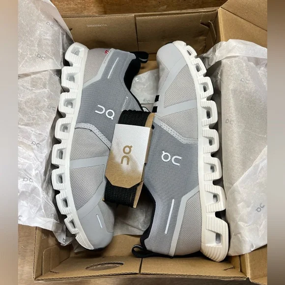 NEW On Cloud 5 WATERPROOF REFLECTIVE Womens Size 9 Running Shoes Sneakers Gray - Picture 3 of 14